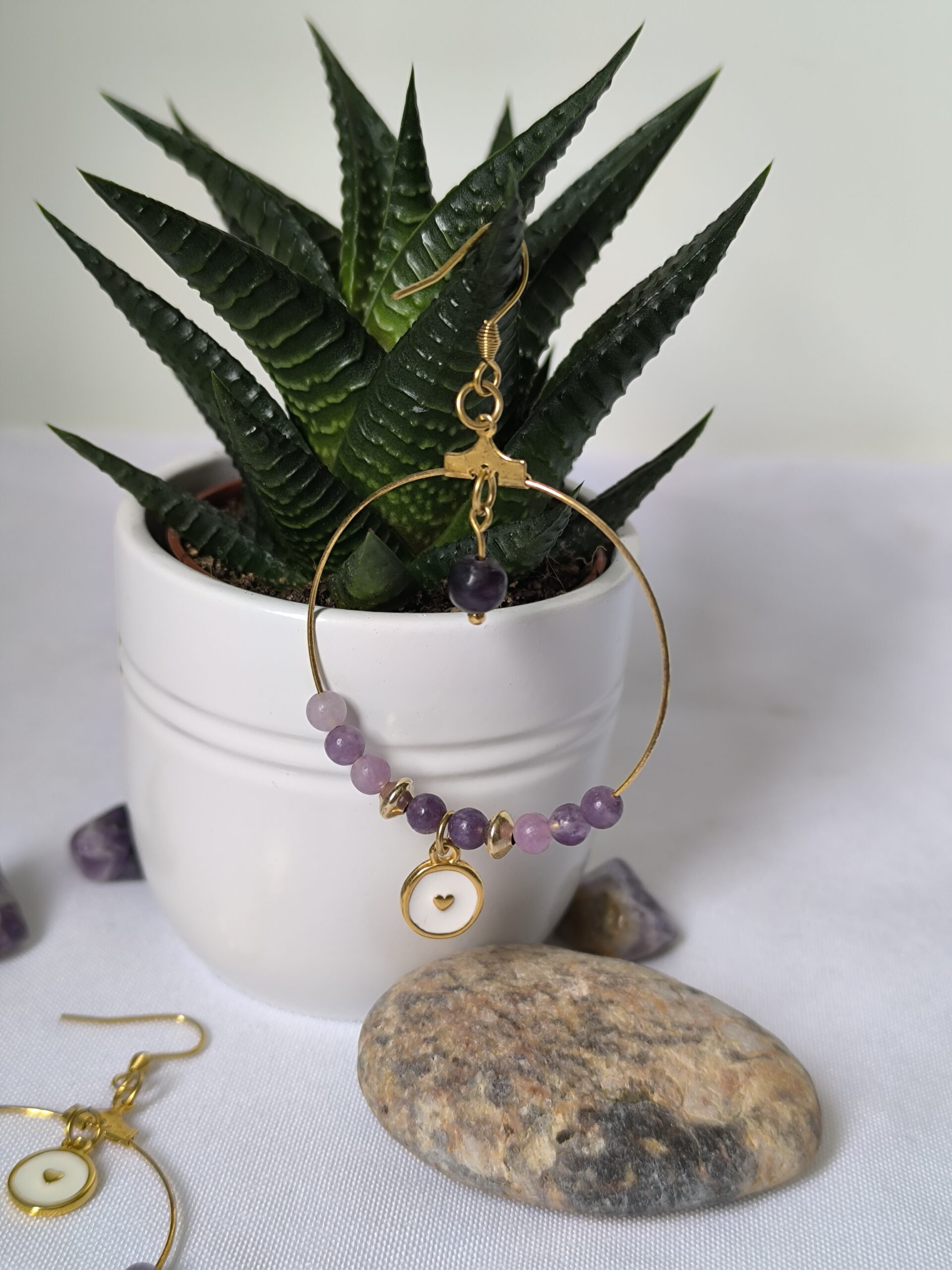 Boucles d'oreilles en Lépidolite, créé par Main de Crystal.