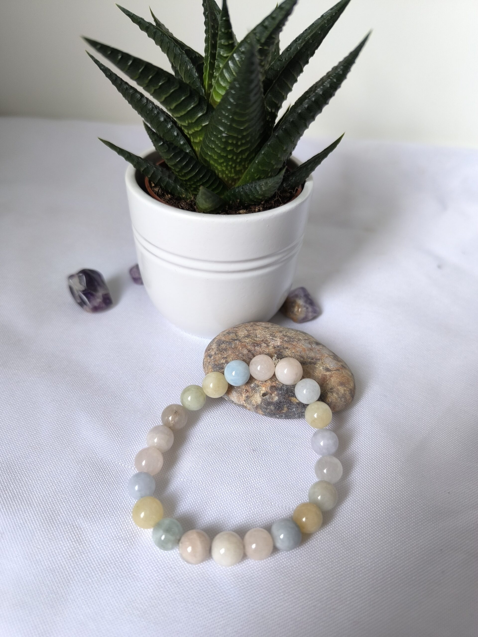 Bracelet en pierres de Beryl, créé par Main de Crystal.