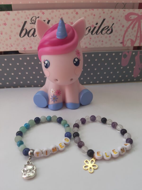 Bracelets enfants personnalisés en pierres naturelles. Un bracelet pour "hypersensibles" Timéo et un bracelet pour la concentration, au nom d'Eléna.