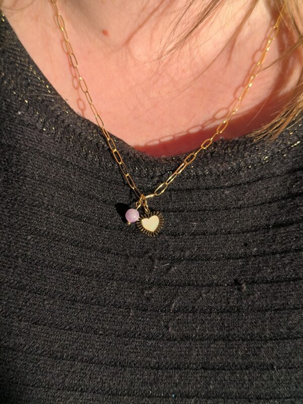 Collier à grosse maille en lépidolite et pendentif coeur créé par Main de Crystal