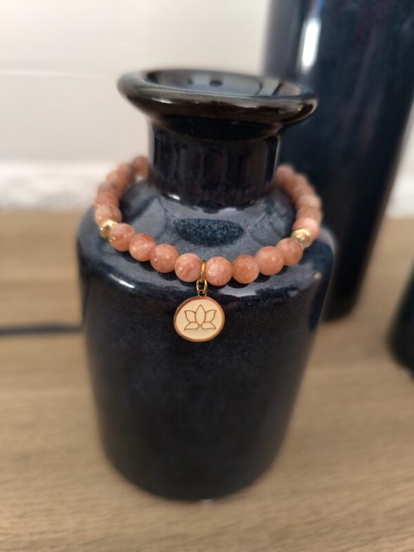 Bracelet en pierre du soleil avec breloque zen, sur vase, créé par Main de Crystal