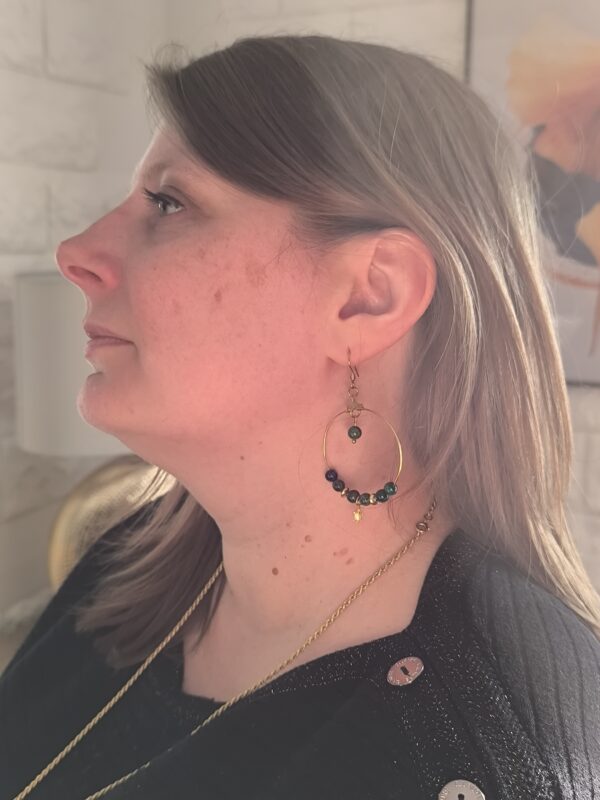 Boucles d'oreilles en Azurite sur femme, créée par Main de Crystal