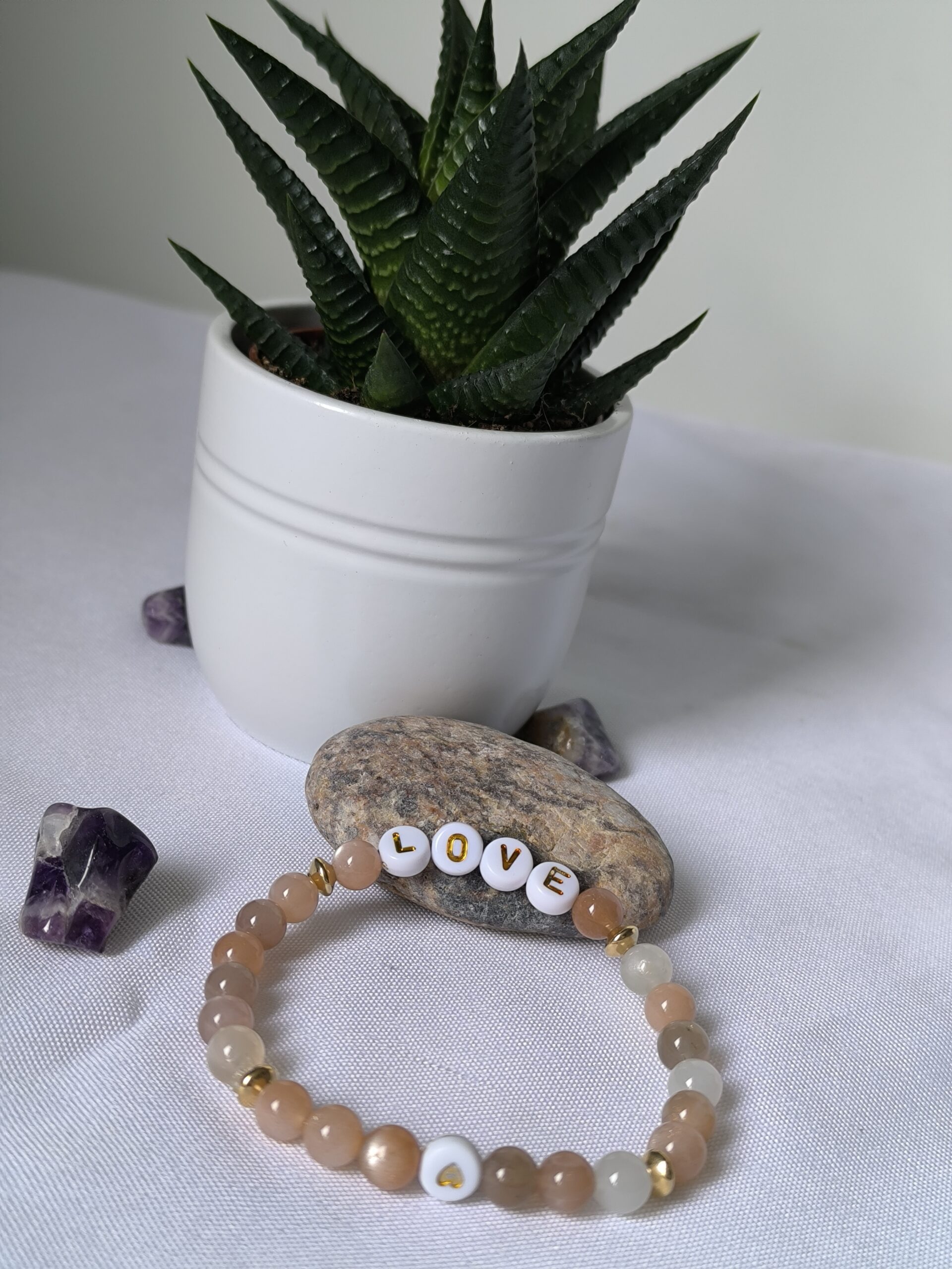 Bracelet en pierre de lune, avec inscription LOVE, réalisé par Main de Crystal.