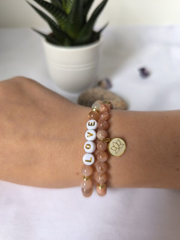 Bracelet en pierre de lune, avec inscription LOVE, réalisé par Main de Crystal.