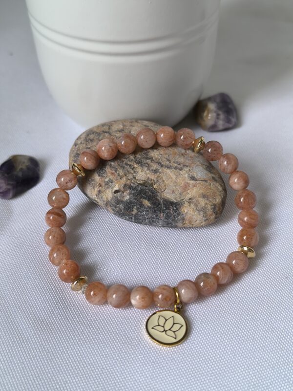 Bracelet en pierre du soleil avec breloque zen, créé par Main de Crystal