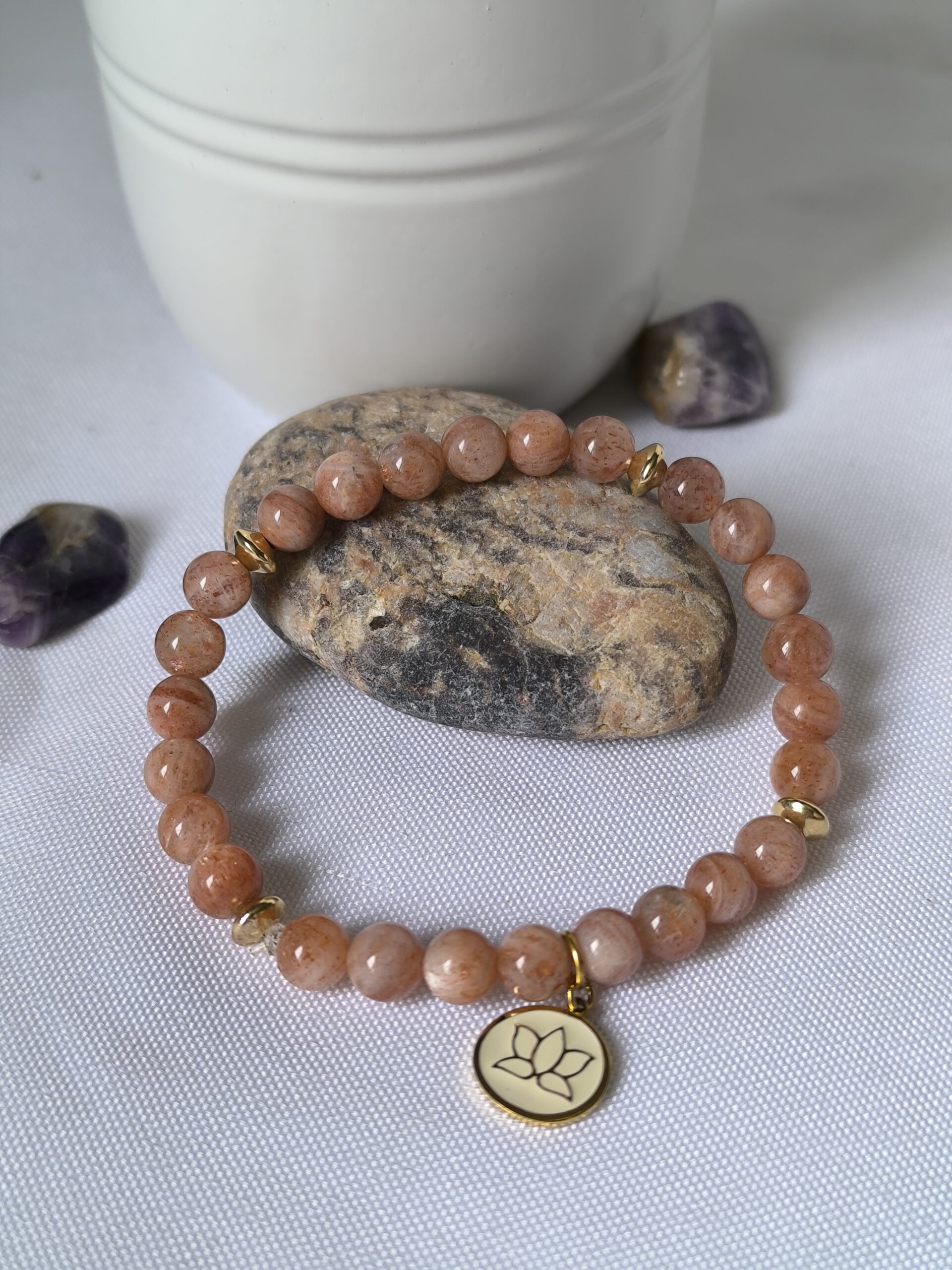 Bracelet en pierre du soleil avec breloque zen, créé par Main de Crystal