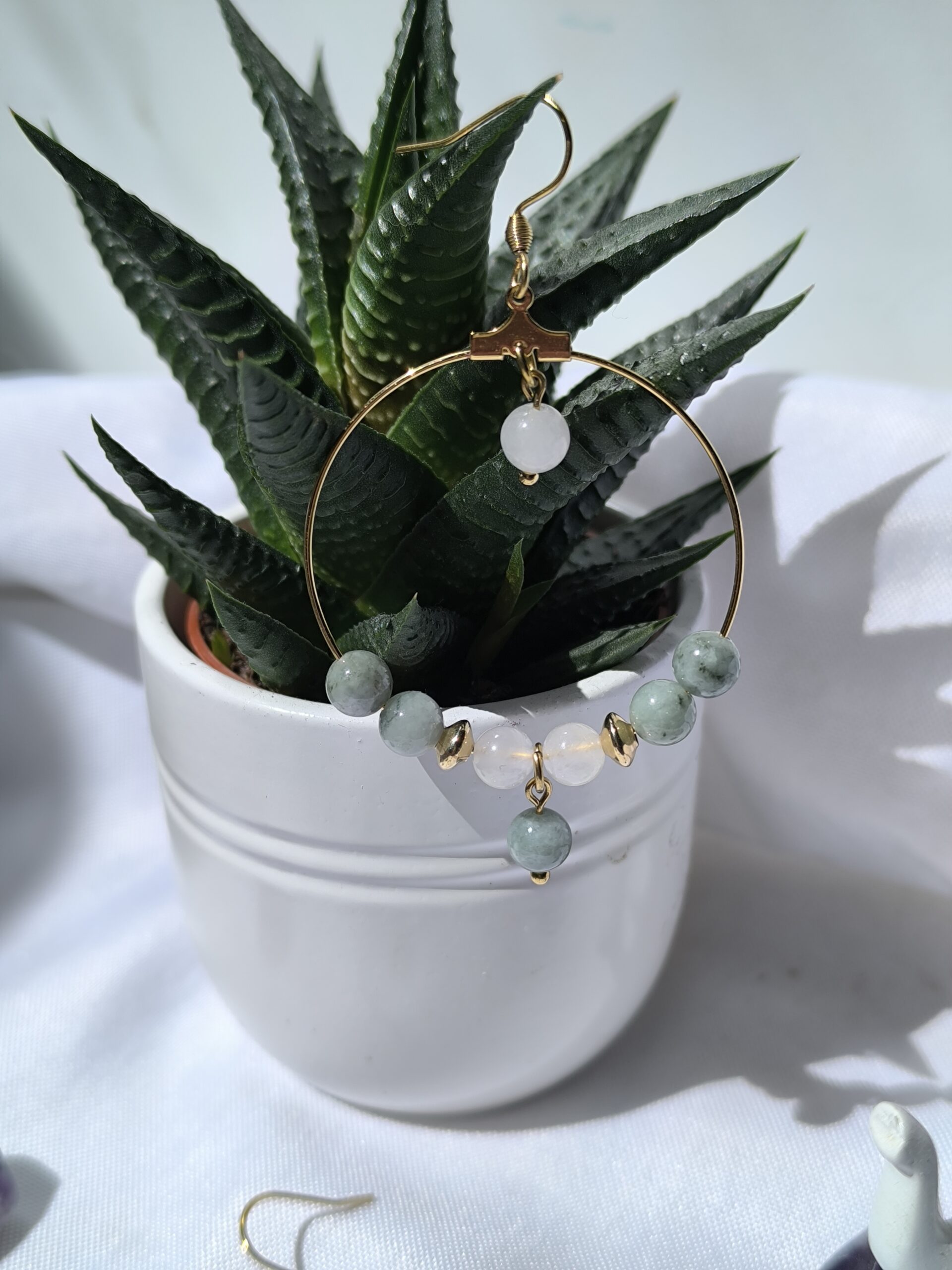 boucles d'oreilles créoles en jade vert et blanc, créée par Main de Crystal