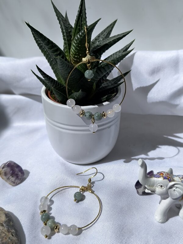 boucles d'oreilles créoles en jade blanc et vert, créée par Main de Crystal