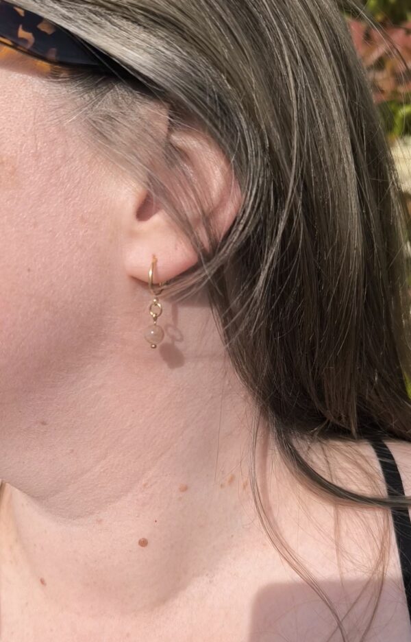 Boucles d'oreilles minis créoles en pierre du soleil, créées par maindecrystal