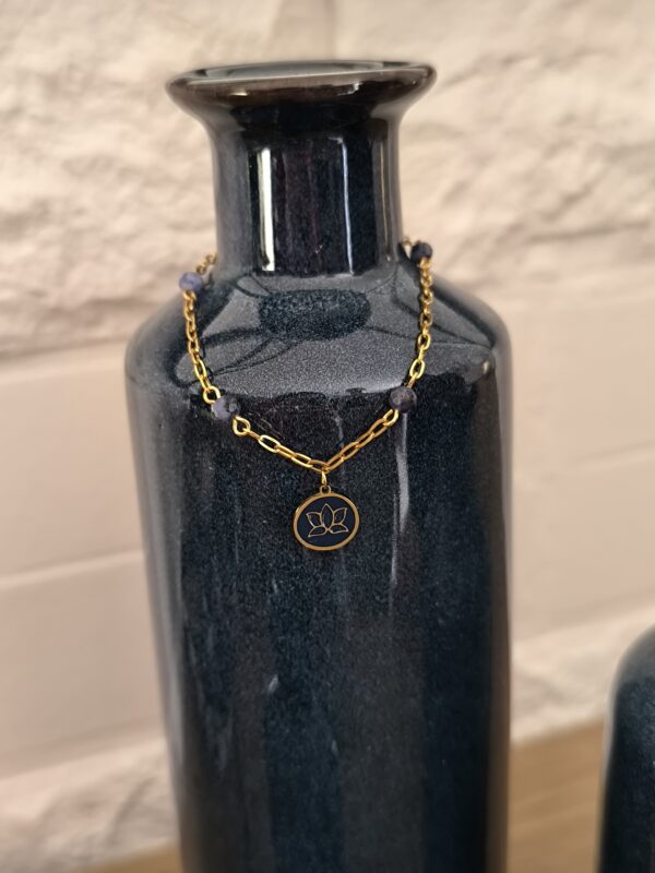 Bracelet Lotus Bleu et sodalite avec chaîne en acier inoxydable, sur vase, créé par Main de Crystal