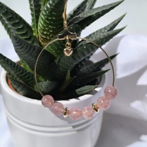 Boucles d'oreilles créoles en acier inox et quartz fraise et breloque cœur, créé par Main de Crystal