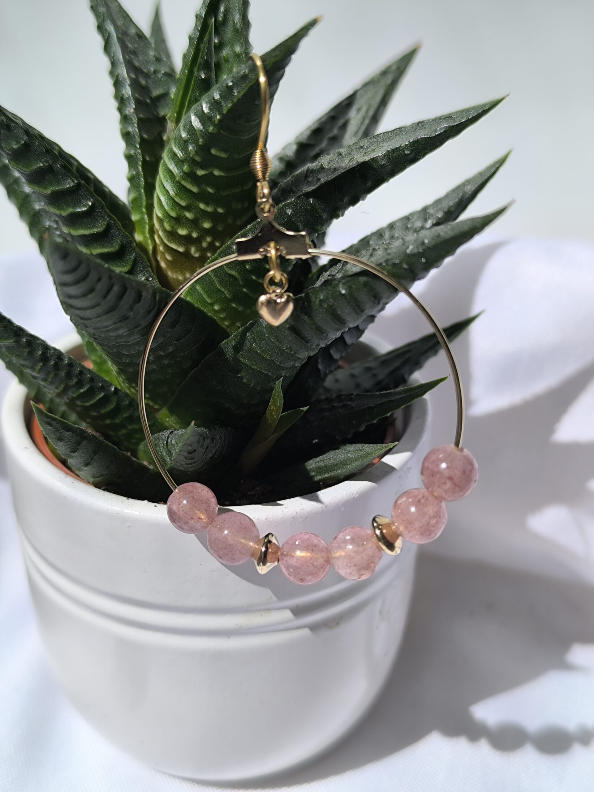 Boucles d'oreilles créoles en acier inox et quartz fraise et breloque cœur, créé par Main de Crystal