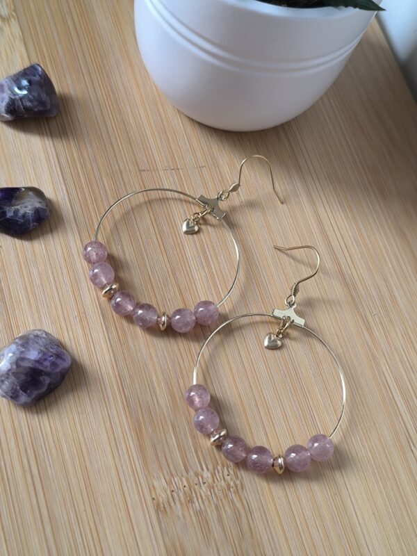 Boucles d'oreilles créoles en acier inox et quartz fraise et breloque cœur, créé par Main de Crystal