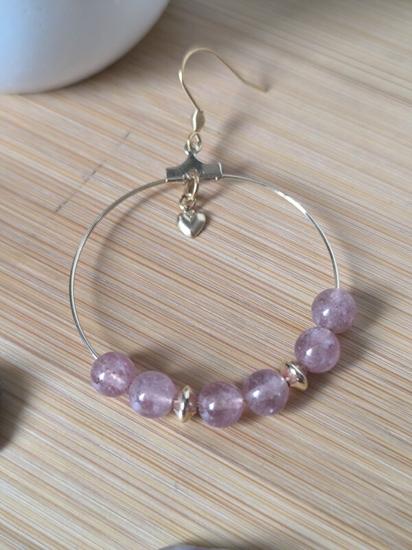 Boucles d'oreilles créoles en acier inox et quartz fraise et breloque cœur, créé par Main de Crystal
