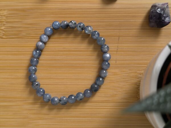 Bracelet en Cyanite ou disthène bleu, créé par Main de Crystal