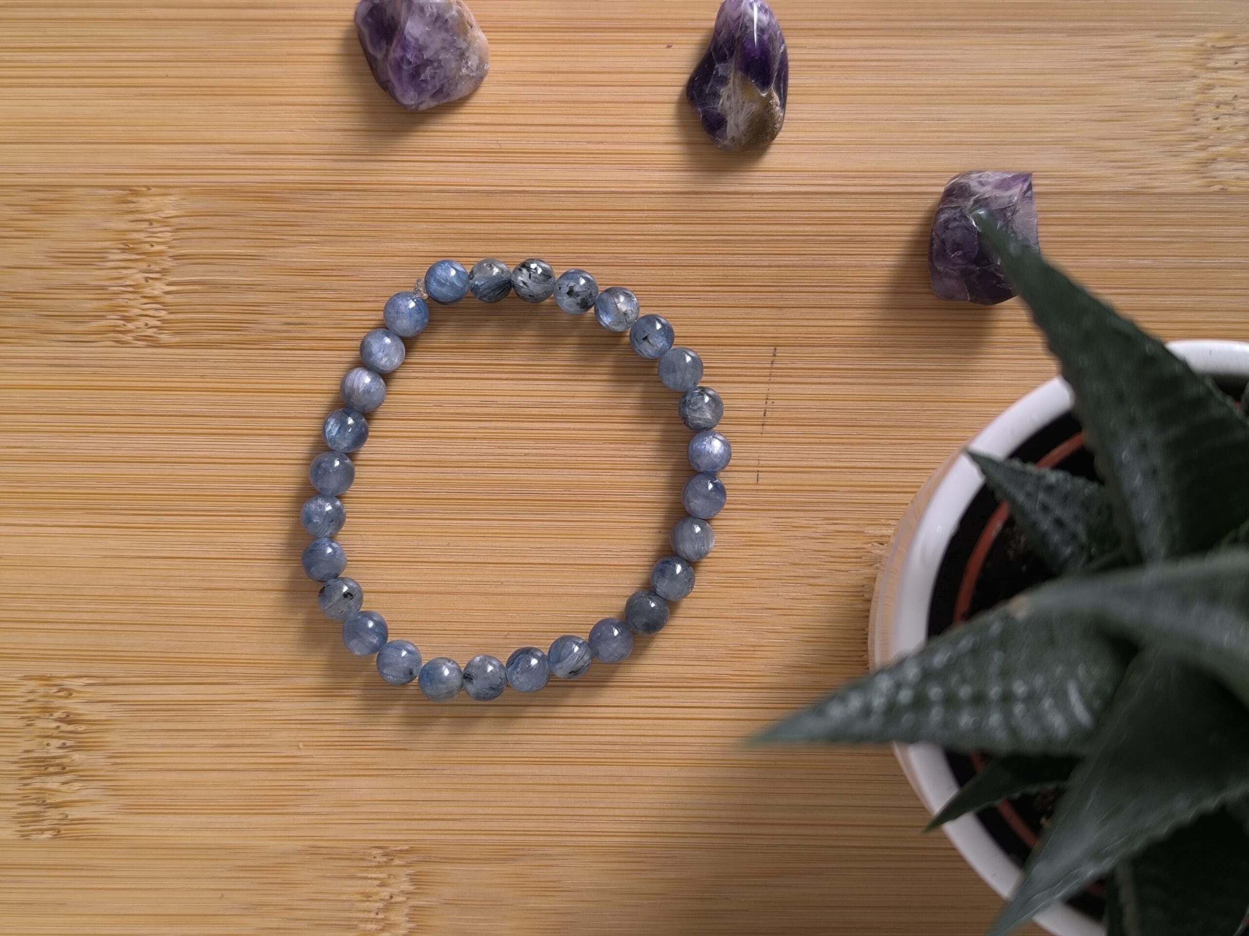 Bracelet en Cyanite ou disthène bleu, créé par Main de Crystal