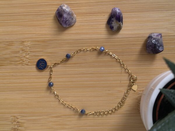 Bracelet Lotus Bleu et sodalite avec chaîne en acier inoxydable, créé par Main de Crystal