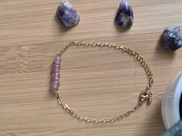 Bracelet en acier inox doré et quartz fraise, créé par Main de Crystal