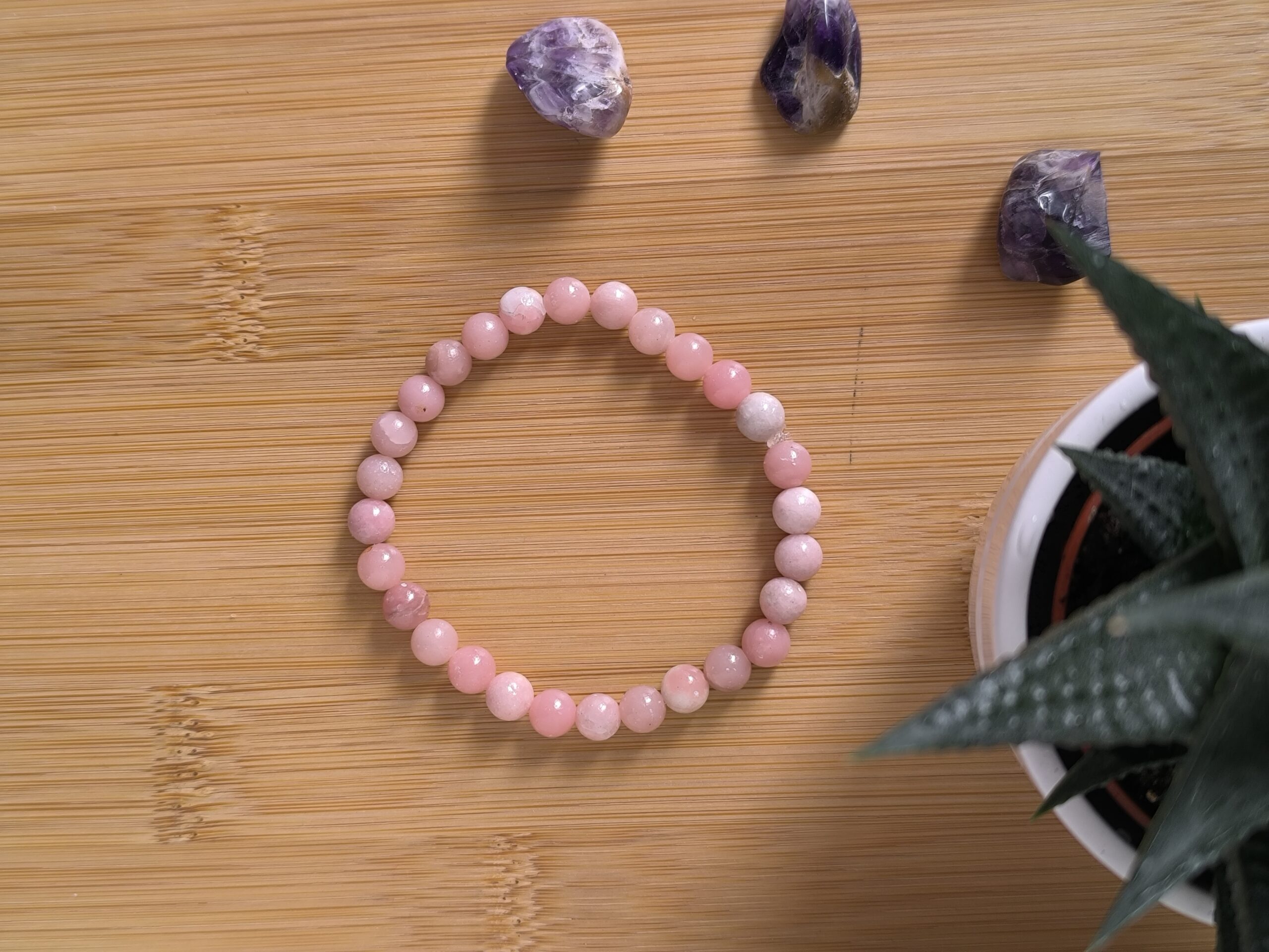 Bracelet en opale rose créé par Main de Crystal