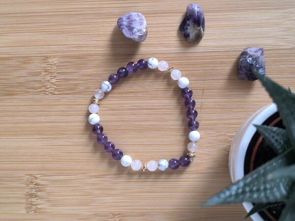 Bracelet trilogie zen en améthyste, howlite et quartz rose, avec 4 intercalaires en gold filled, créé par Main de Crystal