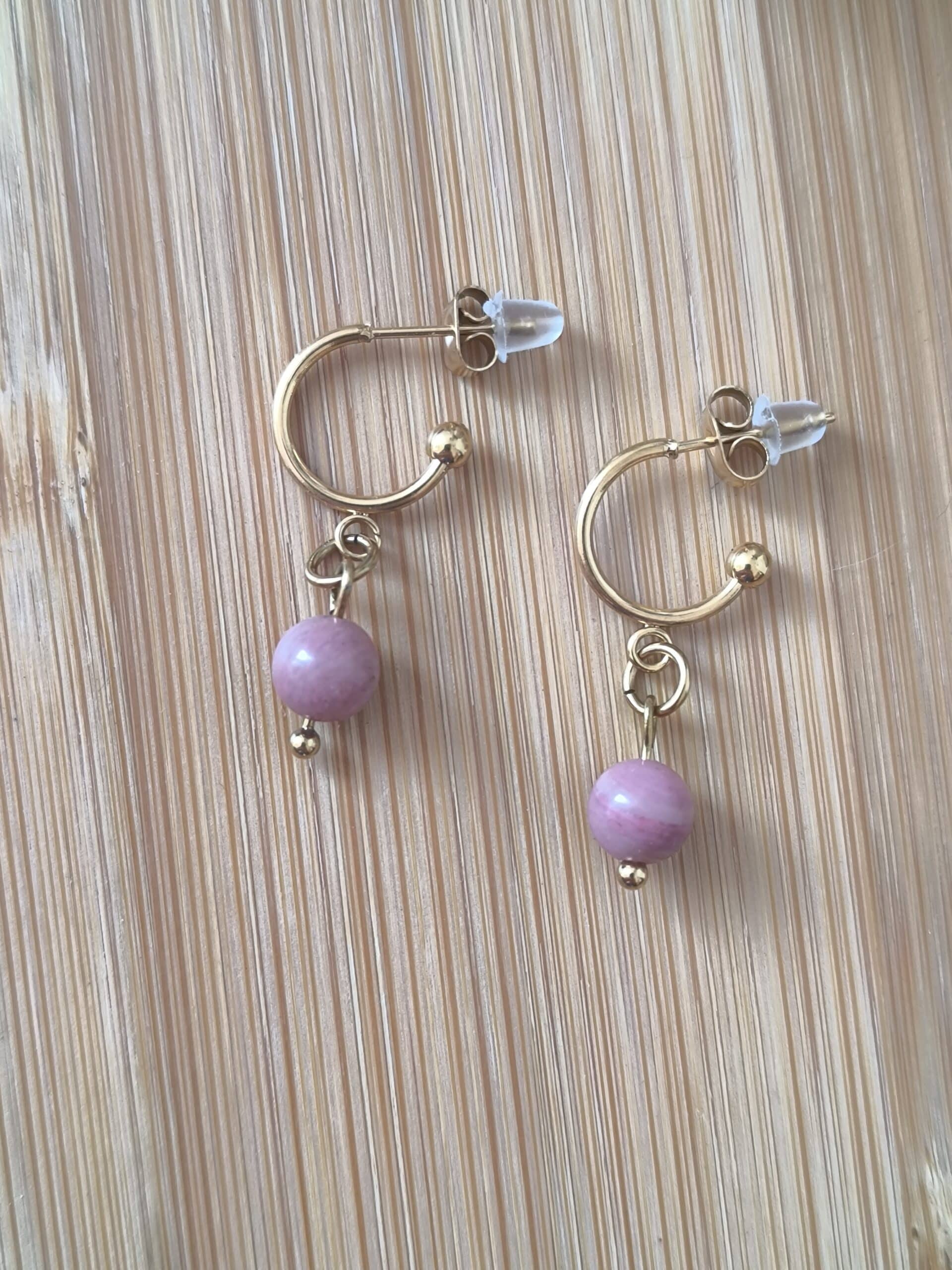 magnifiques mini créoles dorées en acier inoxydable, ornées d’une perle de Rhodonite créées par Main de Crystal