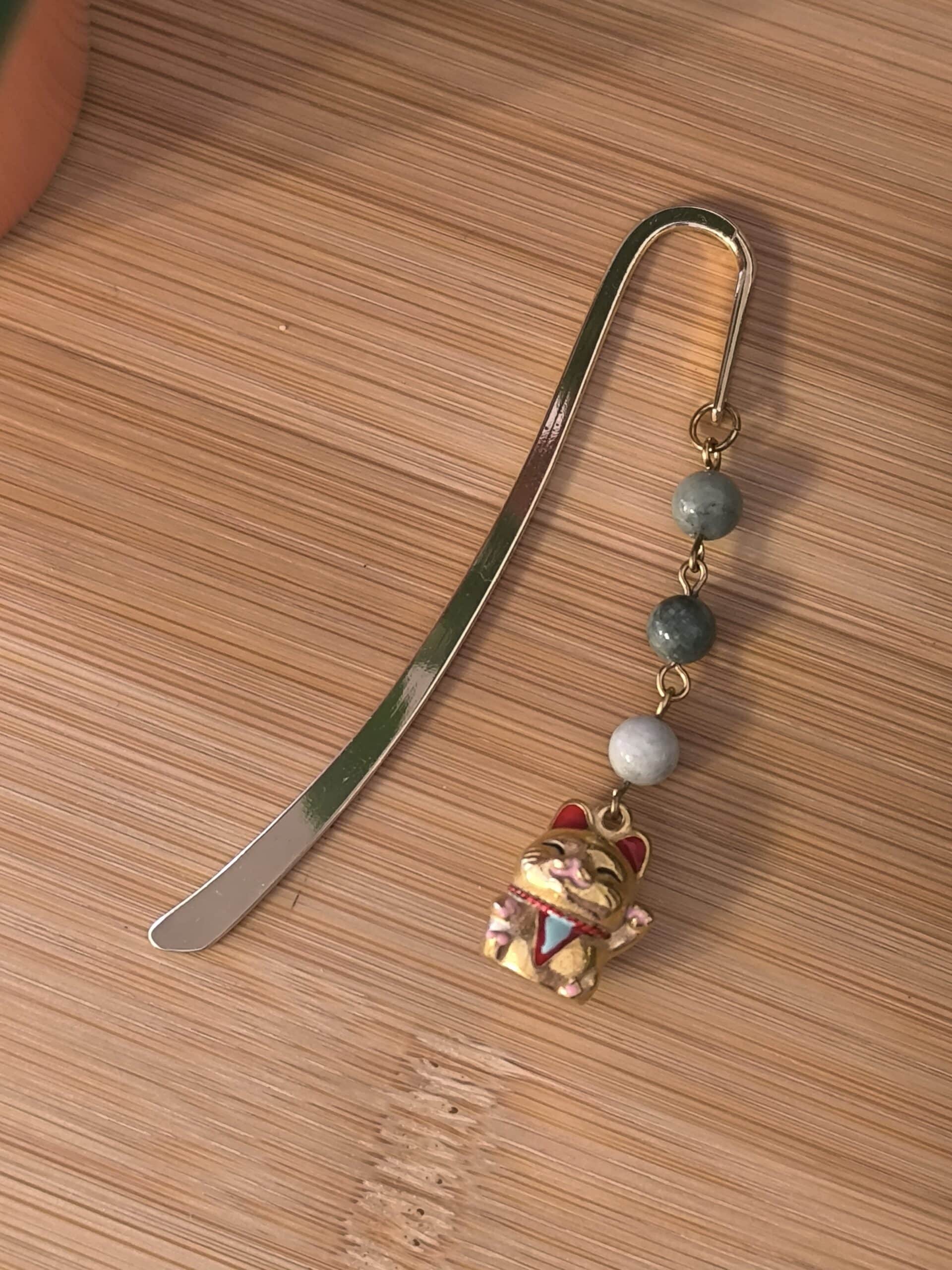 Marque page chance, avec breloque chat Maneki Neko et jade de Birmanie