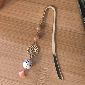 Marque page miss grigri avec pierres de lune, créé par Main de Crystal