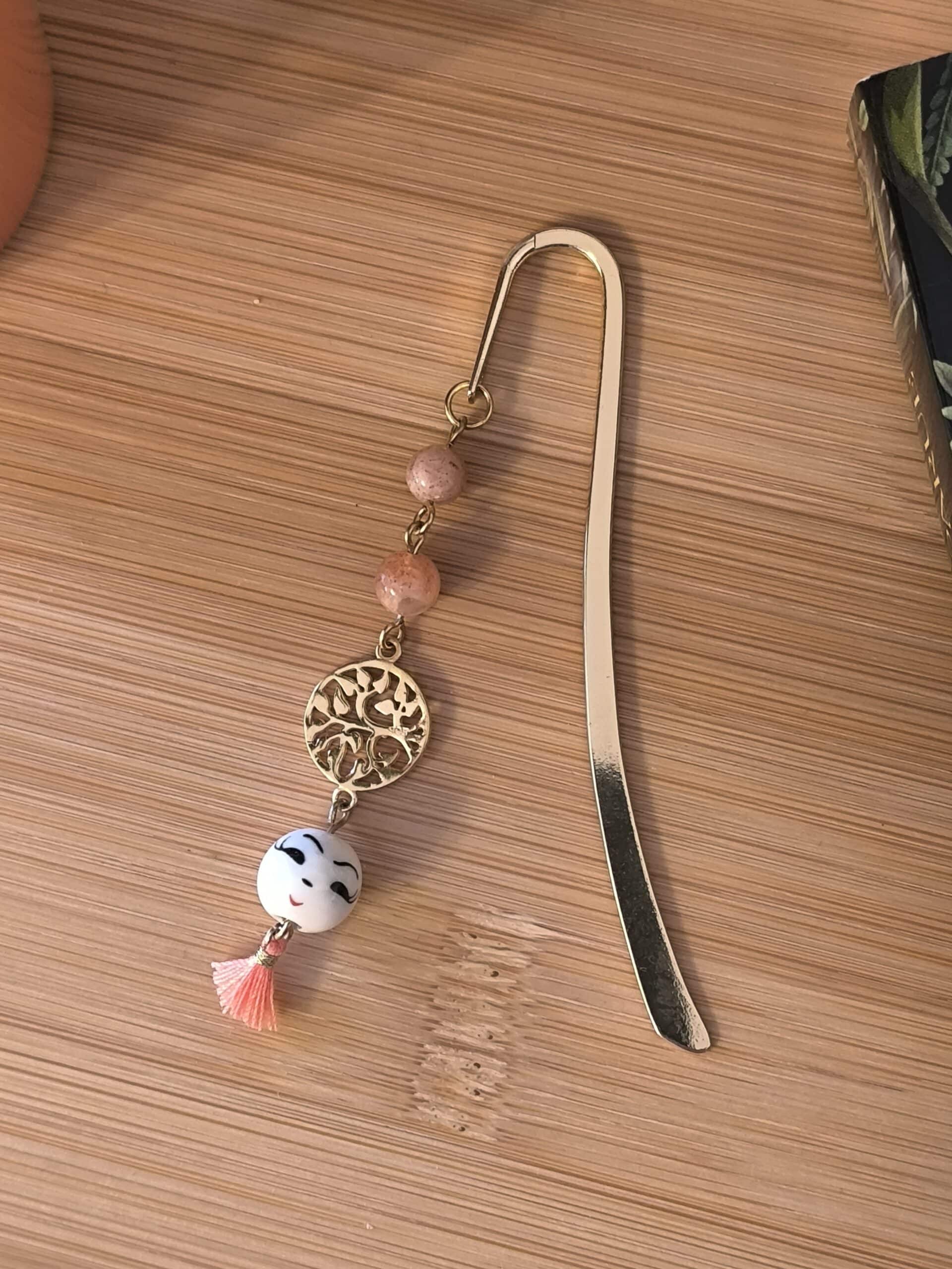 Marque page miss grigri avec pierres de lune, créé par Main de Crystal