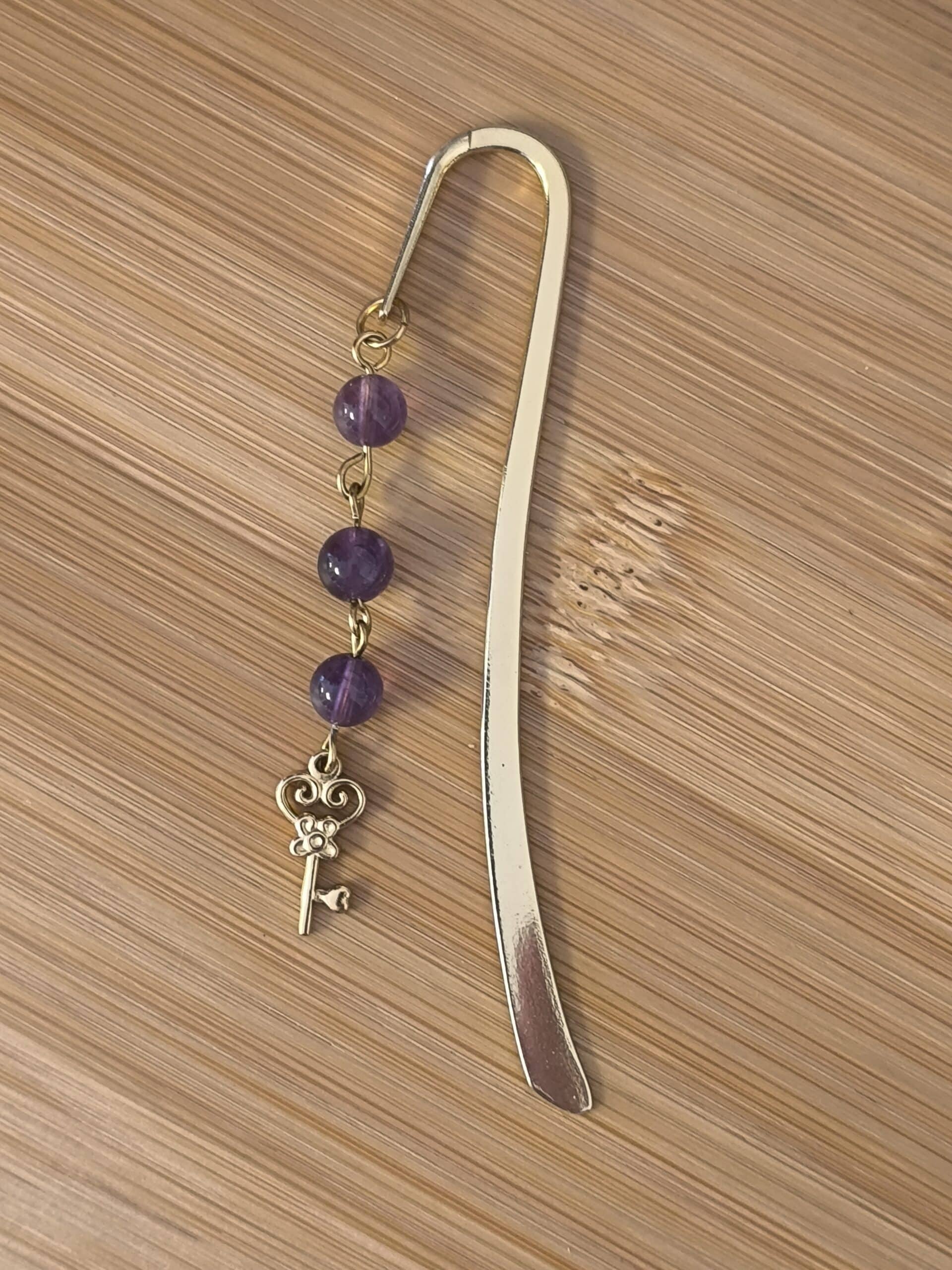 Marque page clé avec pierres naturelles d'amethyste, créé par Main de Crystal