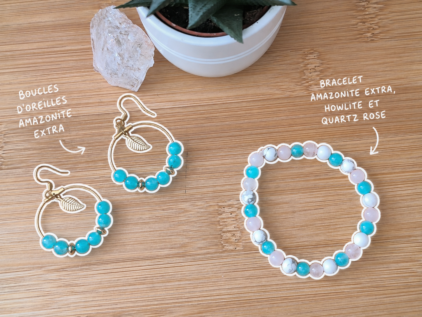 Photo détaillée d'un Bracelet en pierre naturelle d'Amazonite extra, quartz rose et howlite, créé par Main de Crystal et Boucles d'oreilles créoles en amazonite extra.