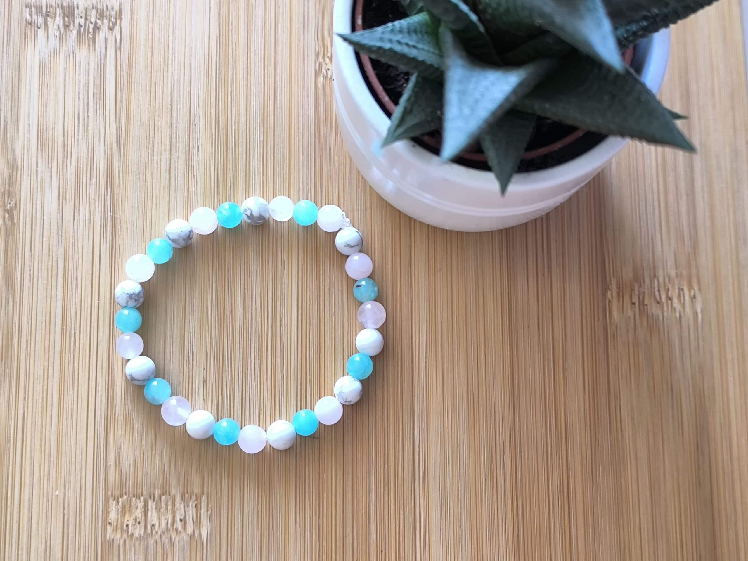 Bracelet en Amazonite extra, quartz rose et howlite, créé par Main de Crystal