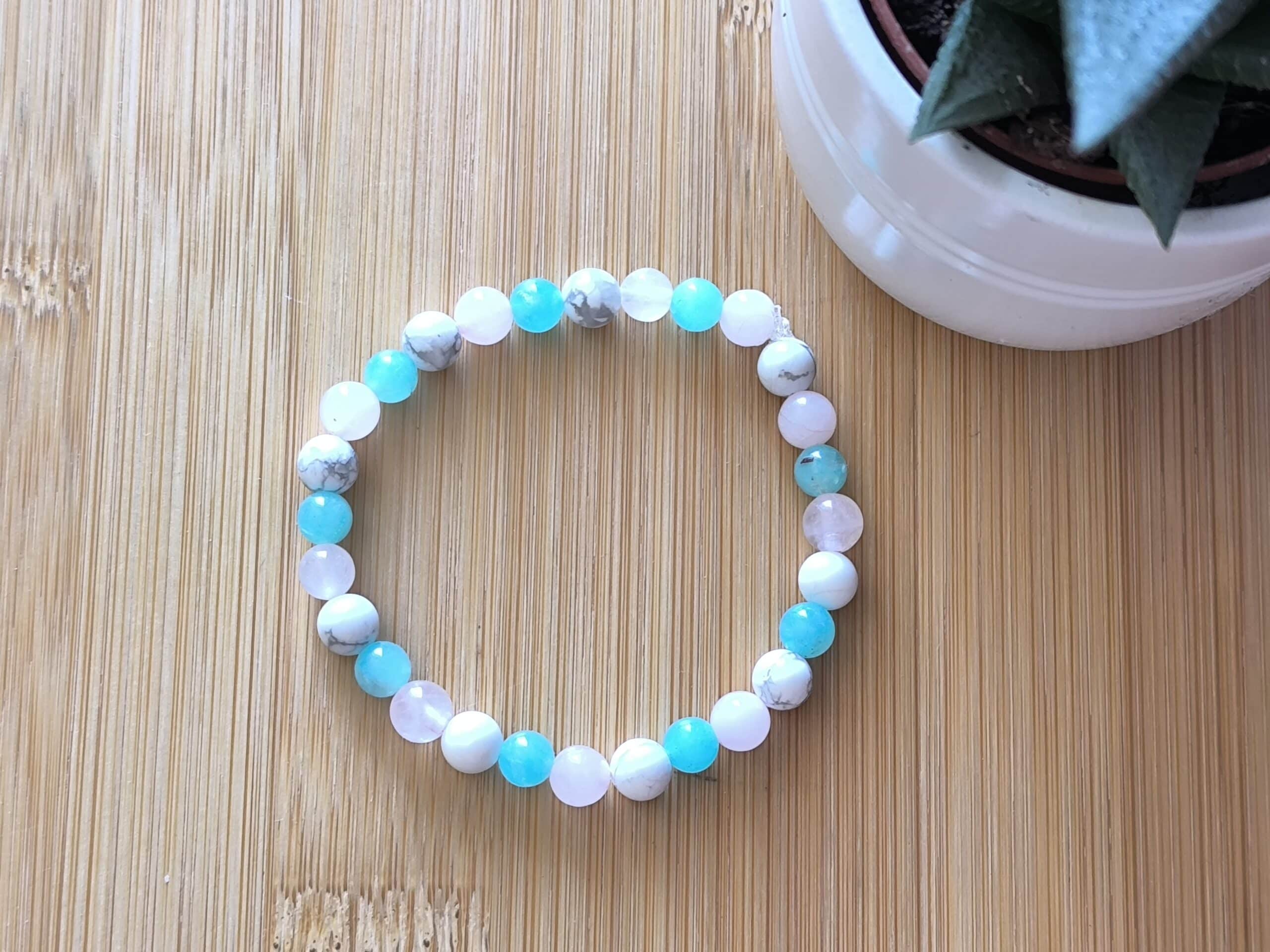 Bracelet en Amazonite extra, quartz rose et howlite, créé par Main de Crystal.