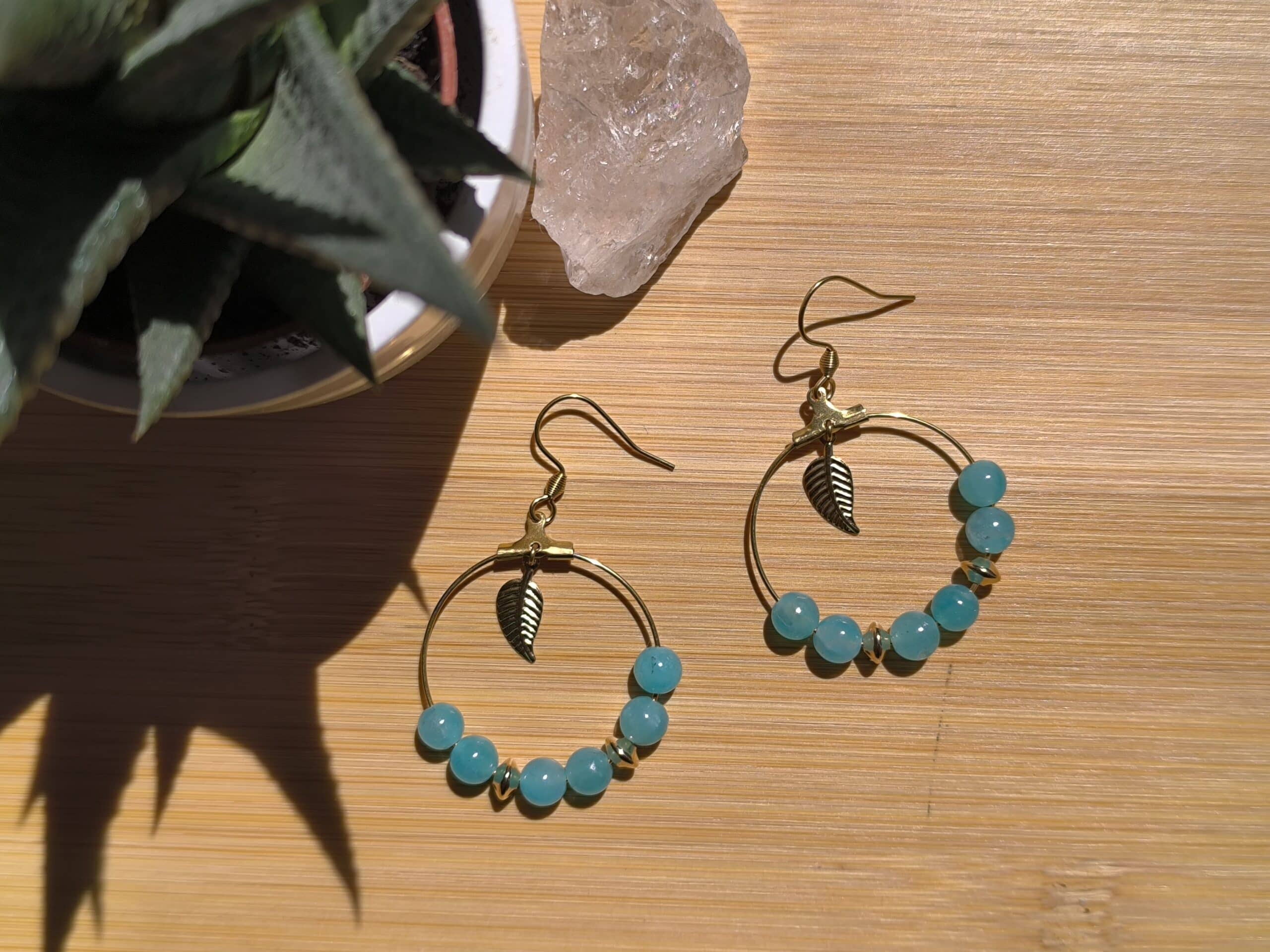 Boucles d'oreilles créoles en amazonite extra avec breloque plume
