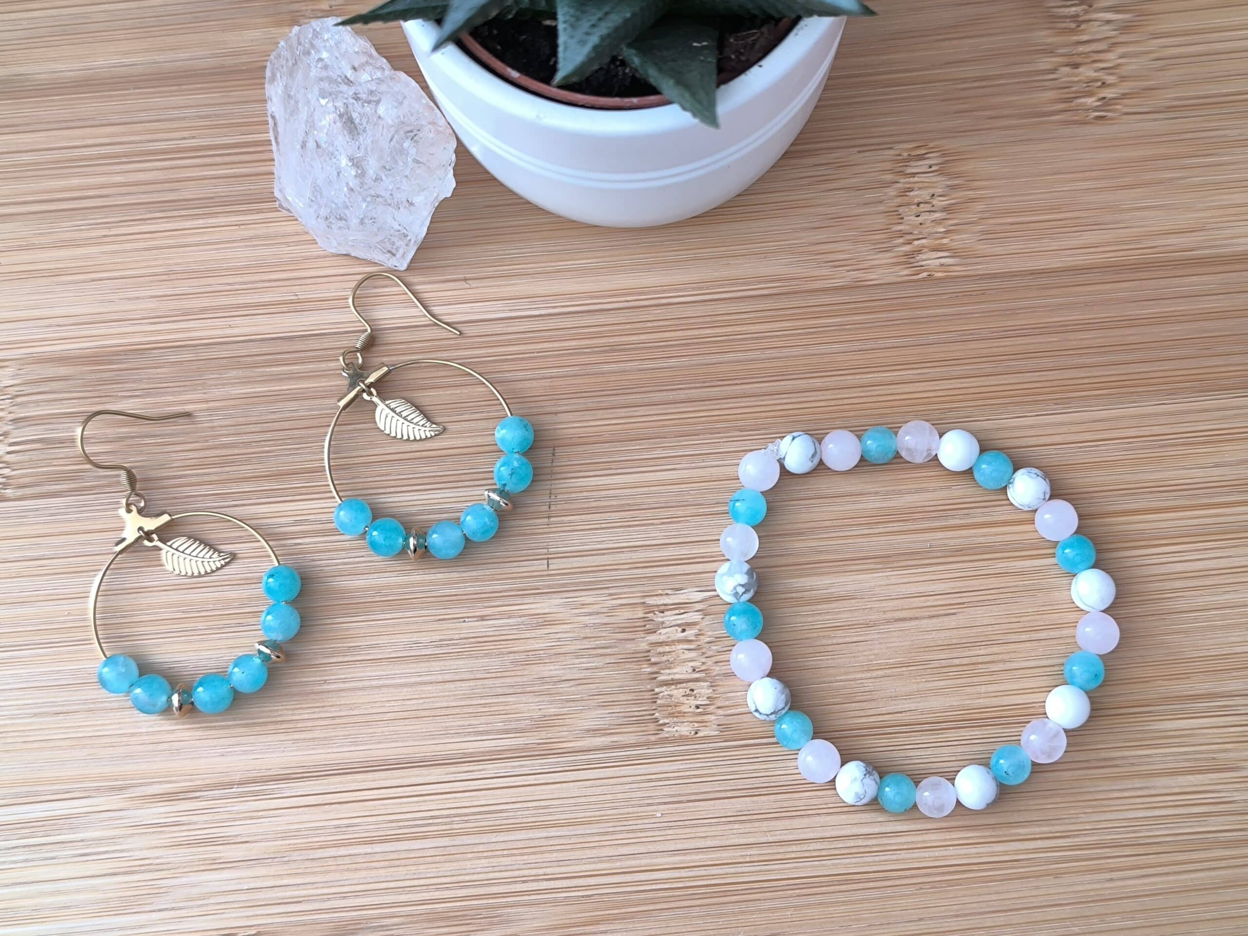 Bracelet en pierre naturelle d'Amazonite extra, quartz rose et howlite, créé par Main de Crystal et Boucles d'oreilles créoles en amazonite extra.
