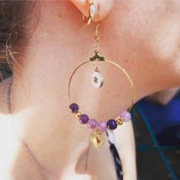 Boucle d'oreille créole en lépidolite, avec coeur, créée par Main de Crystal.
